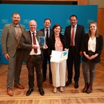 Finanz- und Heimatstaatssekretär Martin Schöffel überreicht die Auszeichnung „Heimatverbundenes Unternehmen“
