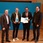 Finanz- und Heimatstaatssekretär Martin Schöffel überreicht die Auszeichnung „Heimatverbundenes Unternehmen“