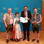 Finanz- und Heimatstaatssekretär Martin Schöffel überreicht die Auszeichnung „Heimatverbundenes Unternehmen“