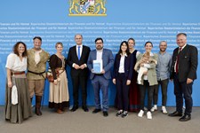 Finanz- und Heimatminister Albert Füracker übergibt Förderbescheide für ehrenamtliches Engagement