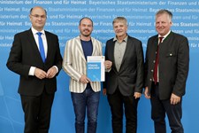 Finanz- und Heimatminister Albert Füracker übergibt Förderbescheide für ehrenamtliches Engagement