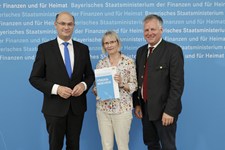 Finanz- und Heimatminister Albert Füracker übergibt Förderbescheide für ehrenamtliches Engagement