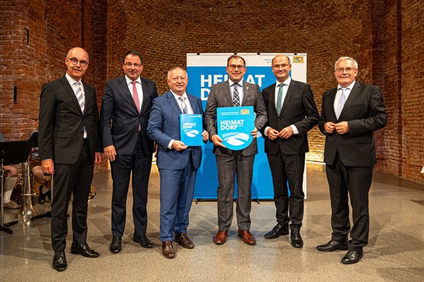 Finanz- und Heimatminister Albert Füracker verleiht das Gütesiegel "Heimatdorf 2025"