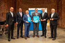 Finanz- und Heimatminister Albert Füracker verleiht das Gütesiegel "Heimatdorf 2025"
