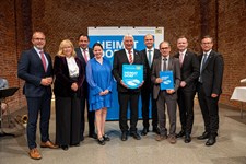 Finanz- und Heimatminister Albert Füracker verleiht das Gütesiegel "Heimatdorf 2025"