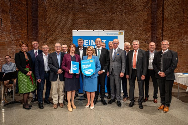 Finanz- und Heimatminister Albert Füracker verleiht das Gütesiegel "Heimatdorf 2025"