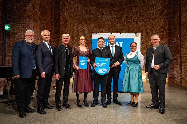 Finanz- und Heimatminister Albert Füracker verleiht das Gütesiegel "Heimatdorf 2025"