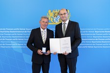 Finanz- und Heimatminister Albert Füracker überreicht das Ehrenzeichen des Bayerischen Ministerpräsidenten für Verdienste im Ehrenamt an
