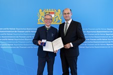 Finanz- und Heimatminister Albert Füracker überreicht das Verdienstkreuz am Bande an