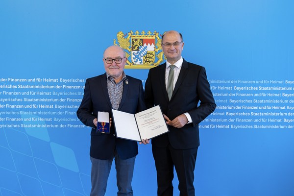 Finanz- und Heimatminister Albert Füracker überreicht das Verdienstkreuz am Bande an