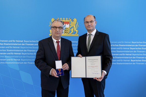 Finanz- und Heimatminister Albert Füracker überreicht das Verdienstkreuz am Bande an