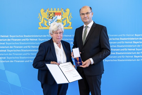 Finanz- und Heimatminister Albert Füracker überreicht das Verdienstkreuz am Bande an